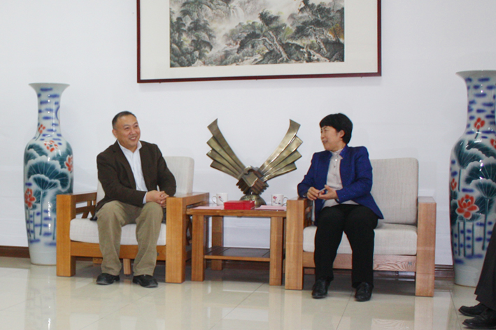Chairman Zong Yanmin and Secretary Sun Xiuli communicate