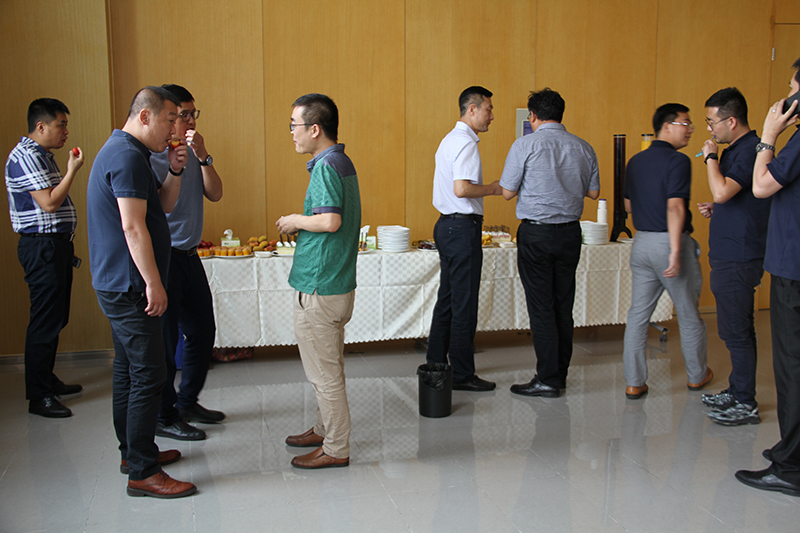 沃家人们亲热扳谈中。