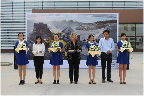 L180H装载机开幕典礼上,预会佳宾普遍到场到L180H装载机的绕机讲授及试乘试驾中。