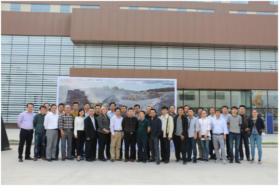 L180H装载机开幕典礼上,预会佳宾普遍到场到L180H装载机的绕机讲授及试乘试驾中。