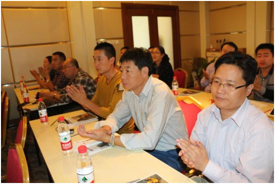 L180H装载机开幕典礼上,预会佳宾普遍到场到L180H装载机的绕机讲授及试乘试驾中。