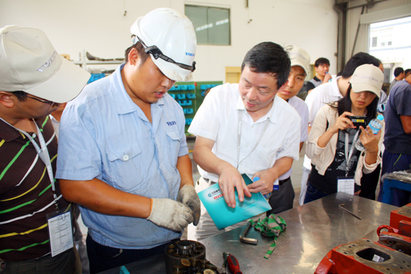 预会带领及代表观赏济南天业