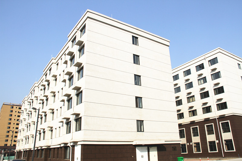 公寓楼紧邻公司驻地,高低班很是方便